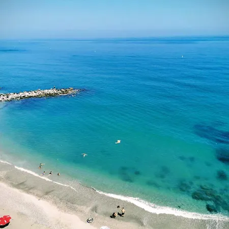 La Perla Cruise On Private Beach, Modern With Aircon & Wifi