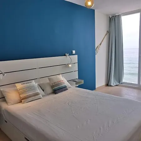 La Perla Cruise On Private Beach, Modern With Aircon & Wifi Apartament